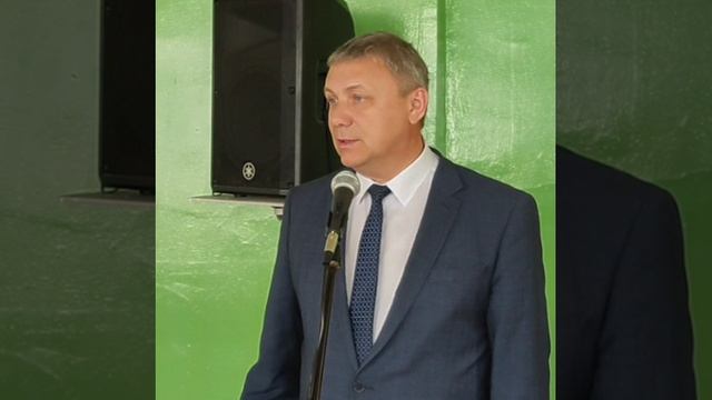 Глава администрации Азовского района Александр Палатный обратился к старшеклассникам на школьной лин