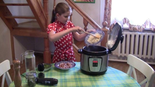 Видеорецепт "Гороховый суп с копченой курочкой" Приготовлено на мультиварке USP-1070D смотреть онлайн