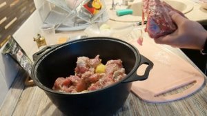 Свинина на кости в горшочке с картофелем в духовке