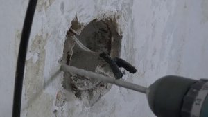 Добавляю розетку в стену.