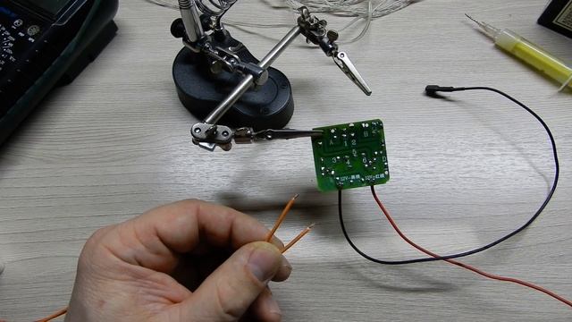 Как подключить гирлянду и лампу 220 вольт от аккумулятора 12 вольт, микро инвертор 12-220в. смотреть онлайн