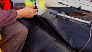 РЕМОНТ НАДУВНОЙ ЛОДКИ НА ВОДЕ!