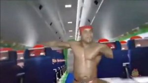 Рикардо Милос флексит на самолёте)