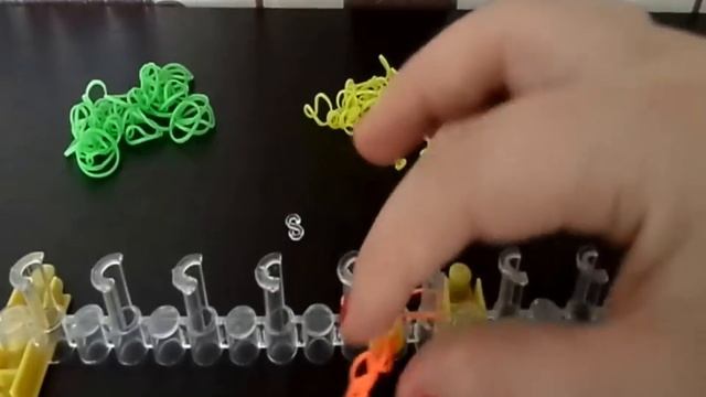 Плетение браслета из резинок Rainbow Loom. Браслет" Лентяй" второй способ. смотреть онлайн
