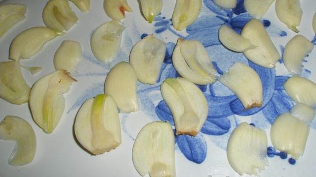 Золотистая куриная грудка шпигованная салом и чесноком