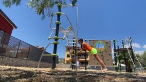 Пилон для новичков, подготовка к pole dance, спорт на уличной площадке, пилон начинающий уровень