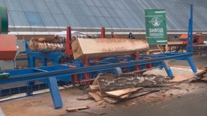 Ленточная пилорама с гидравлической системой оперирования бревном