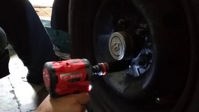 demostração de torque chave impacto Milwaukee 2554