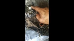 Как зафиксировать валы кпп чтобы открутить гайки