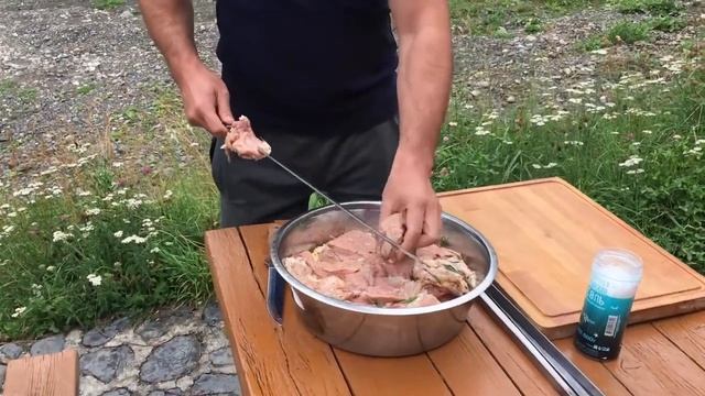 Шашлык из свинины мясо на мангале.