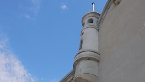 Соколиное гнездо в старинной башенке в Баку