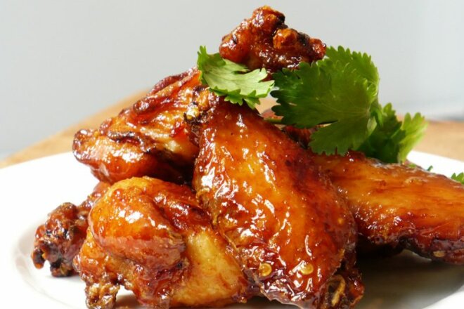 Жареные крылышки в медово- соевом соусе.