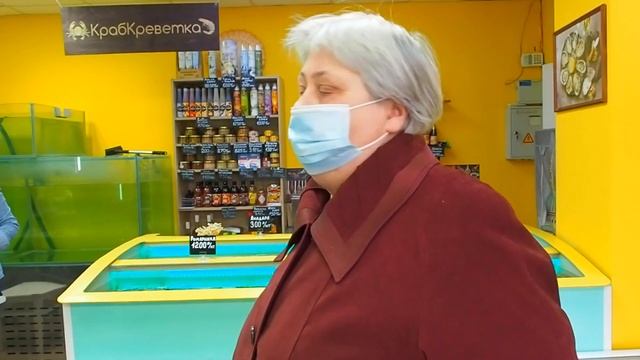 Деревенская пенсионерка зашла в дорогой магазин и ужаснулась от цен. Что она купила на всю пенсию ?