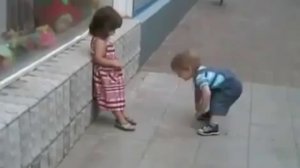 Любвиобильный мальчик пристает к девочке