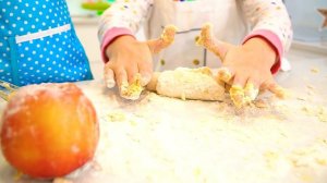 Марго с маленькой собирается показать как помогать Маме