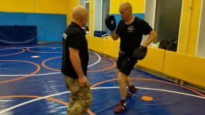 Лапы для улицы.От лоукика серийная контратака. В Н Крючков/practicing defense strikes from low kick