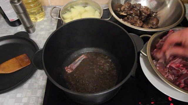 Видео рецепт тушёного зайца с овощами_ как вкусно приготовить зайчатину в красном вине в казане.mp4