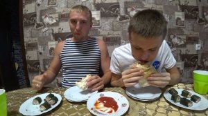 СУШИ ПИЦЦА ШАУРМА КТО БОЛЬШЕ И БЫСТРЕЕ СЪЕСТ ? МЕГА БЫСТРОЕ ПОЕДАНИЕ ЕДЫ НА СКОРОСТЬ / МОЩНАЯ ЗАРУБ