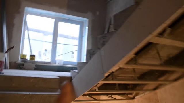 Как смонтировать гипсокартон на потолке под лестницей. смотреть онлайн
