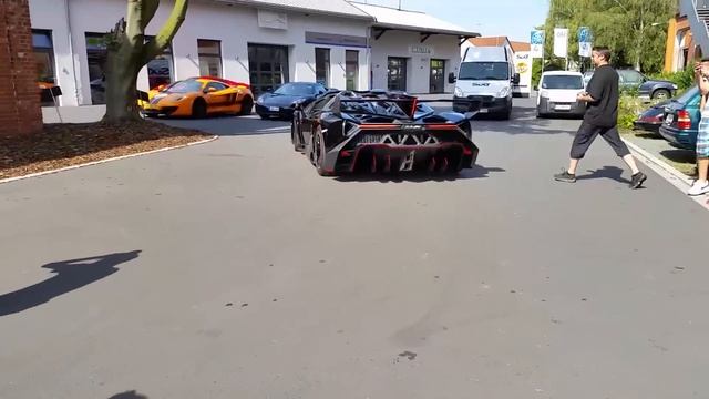 Lamborghini Veneno Roadster (one of 9) смотреть онлайн
