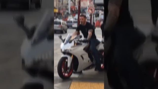 Tom Hardy  ride a Ducati