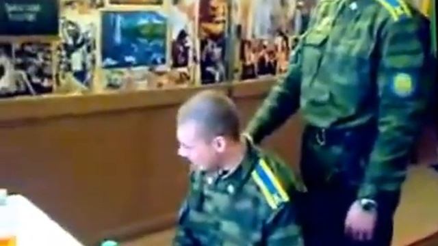 Прапор учит курсантов, как заступиться за девушку в ресторане))))