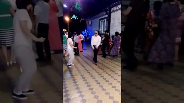 Пацан отжигает