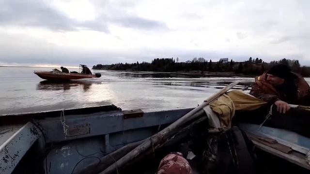 Лодка "Крым" vs лодка " Обь-3" на моторах "Tohatsu 18" смотреть онлайн