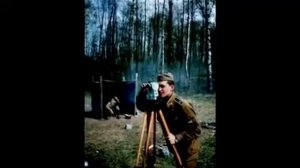 Сбивая чёрным сапогом...