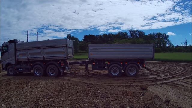 Navážení zeminy - VOLVO FH/FM & CAT D6N смотреть онлайн