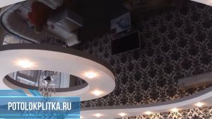 Установка натяжных потолков в гостиной с точечными светильниками