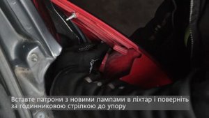 Заміна ламп в задніх ліхтарях Kia Venga