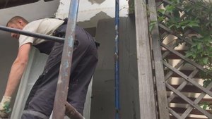 Как втапливается сетка на фасаде дома, базовый армирующий слой Ceresit