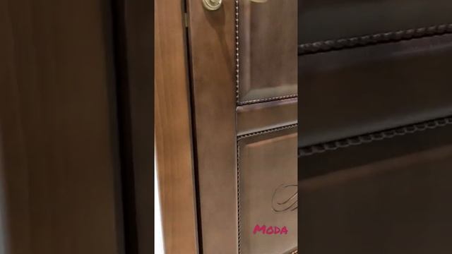 Двери из бука от Креда. Мода. Бук в цвете орех. с фрезеровкой.