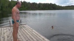 Вытолкнул её и та искупалась