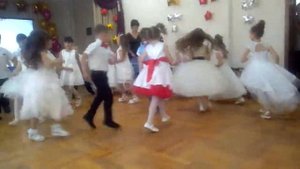 Мы маленькие дети нам хочется гулять .