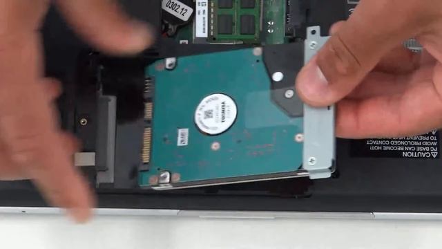 Toshiba Satellite L830 serie: Vaste schijf vervangenv смотреть онлайн