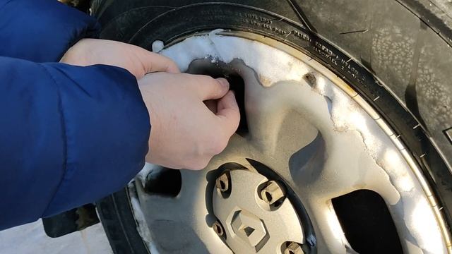 Манометр для измерения давления автомобильных шин и отвертка для снятия клапана ниппелей смотреть онлайн