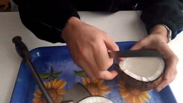 Как расколоть кокос. Как снять мякоть кокоса.