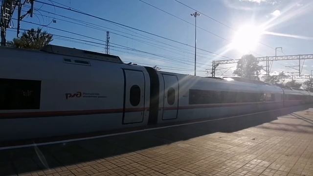 Прибытие и отправление высокоскоростного поезда Сапсан на станцию Бологое смотреть онлайн