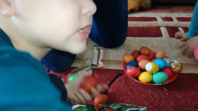 Поздравляю всех с днем Пасхи,дети делют подарки,в гости приехала сестренка Айрина смотреть онлайн