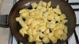 Жареный картофель с баклажаном и луком