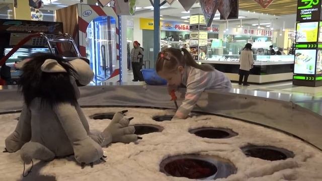 Детская магнитная рыбалка в ТРЦ - часть 1 - видео для детей