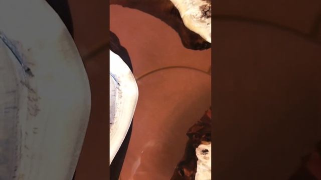 Журнальный столик из капового тополя с рекой из эпоксидной смолы чайного цвета. смотреть онлайн