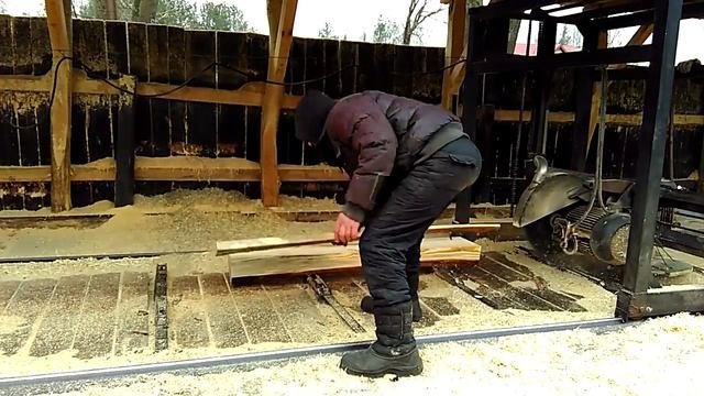 самодельная угловая двухдисковая пилорама, шустро пилим