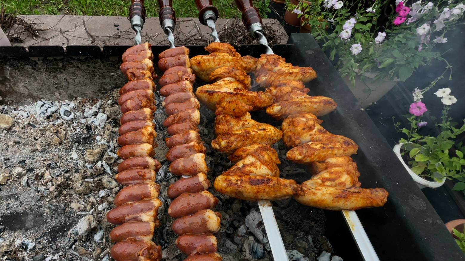 Рецепт куриных сердечек и крылышек на мангале | куриные сердечки как семечки