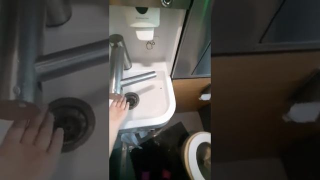 Туалет в плацкартном вагоне поезда