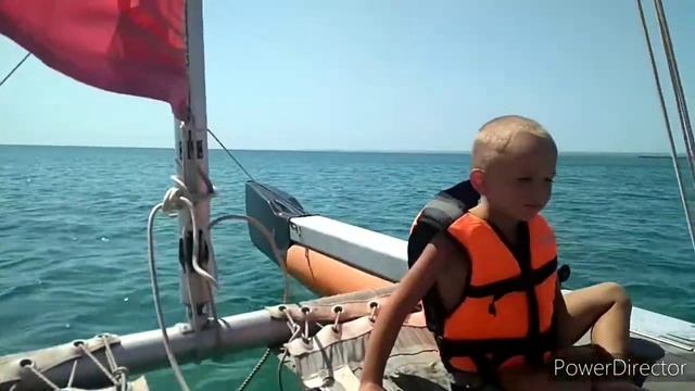 Крым, южная коса, пос. Мирный катамаран под парусом и общая панорама. 24.07.2021 смотреть онлайн