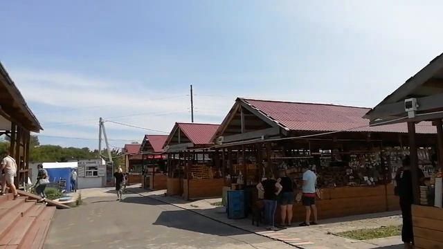 Зрелая русская полная женщина уговаривает мужчину. Почему женщины покупают хлам. Три женщины и один