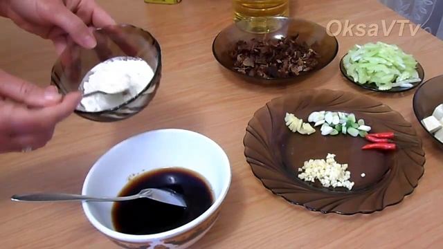 Тофу жареный с сельдереем (芹菜炒豆腐, Qíncài chǎo dòufu). Китайская кухня.